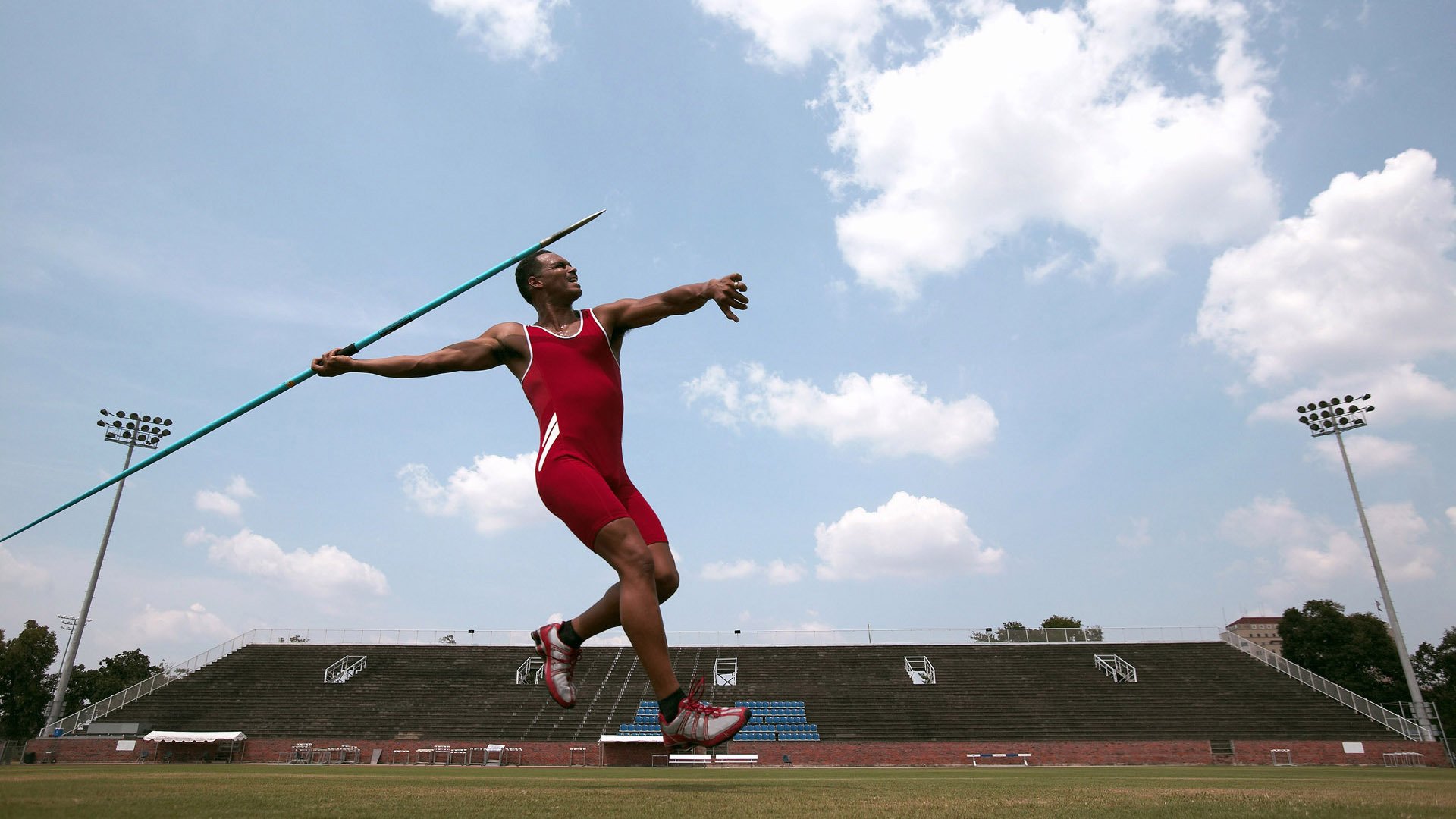 “农忙季间隙乡村夜跑” 村道上亮起反光背心